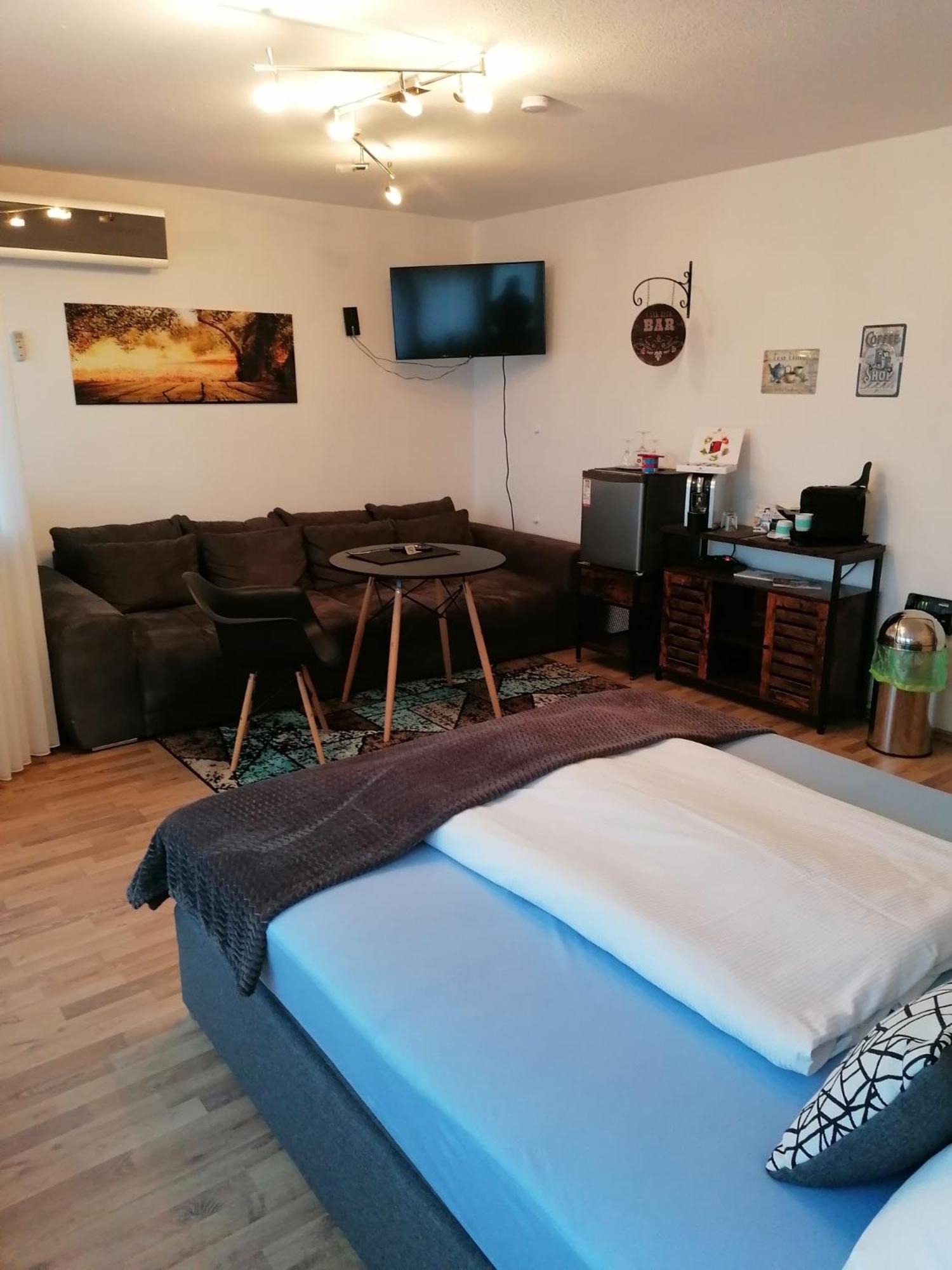 Zentral Leverkusen: Single With Balcony
